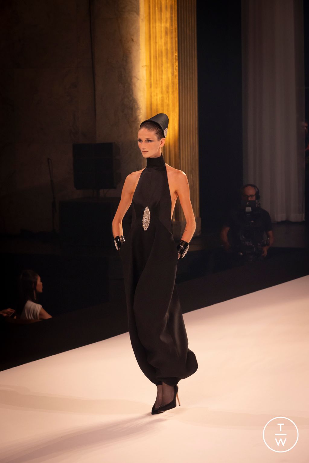 Fashion Week Paris Fall/Winter 2025 look 12 from the Stephane Rolland collection couture
