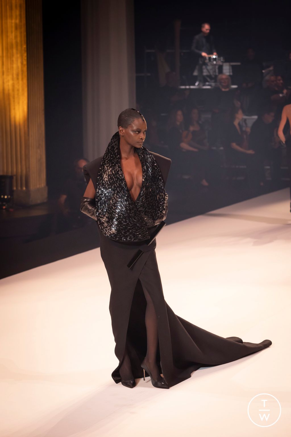 Fashion Week Paris Fall/Winter 2025 look 13 from the Stephane Rolland collection couture