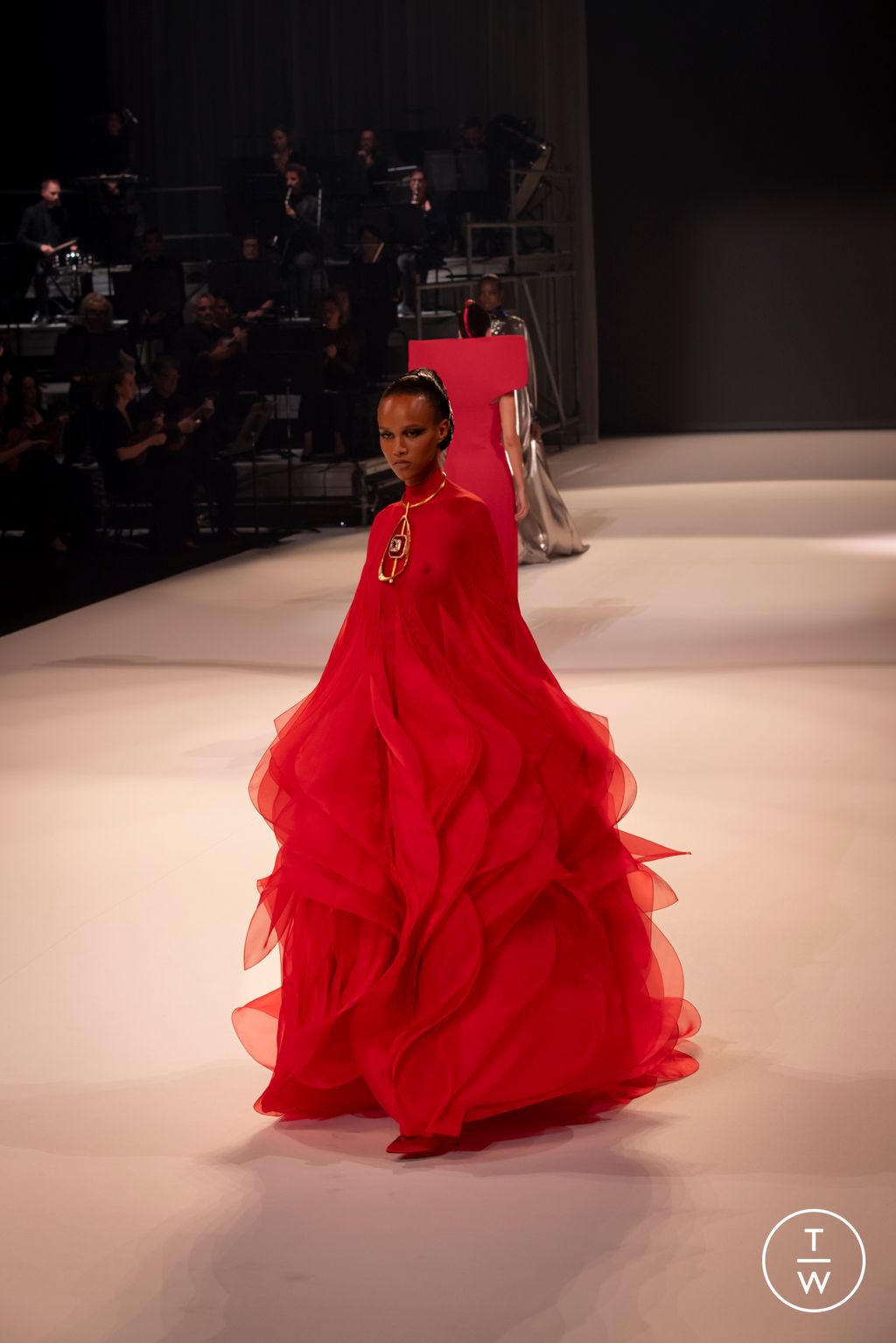 Fashion Week Paris Fall/Winter 2025 look 20 from the Stephane Rolland collection couture