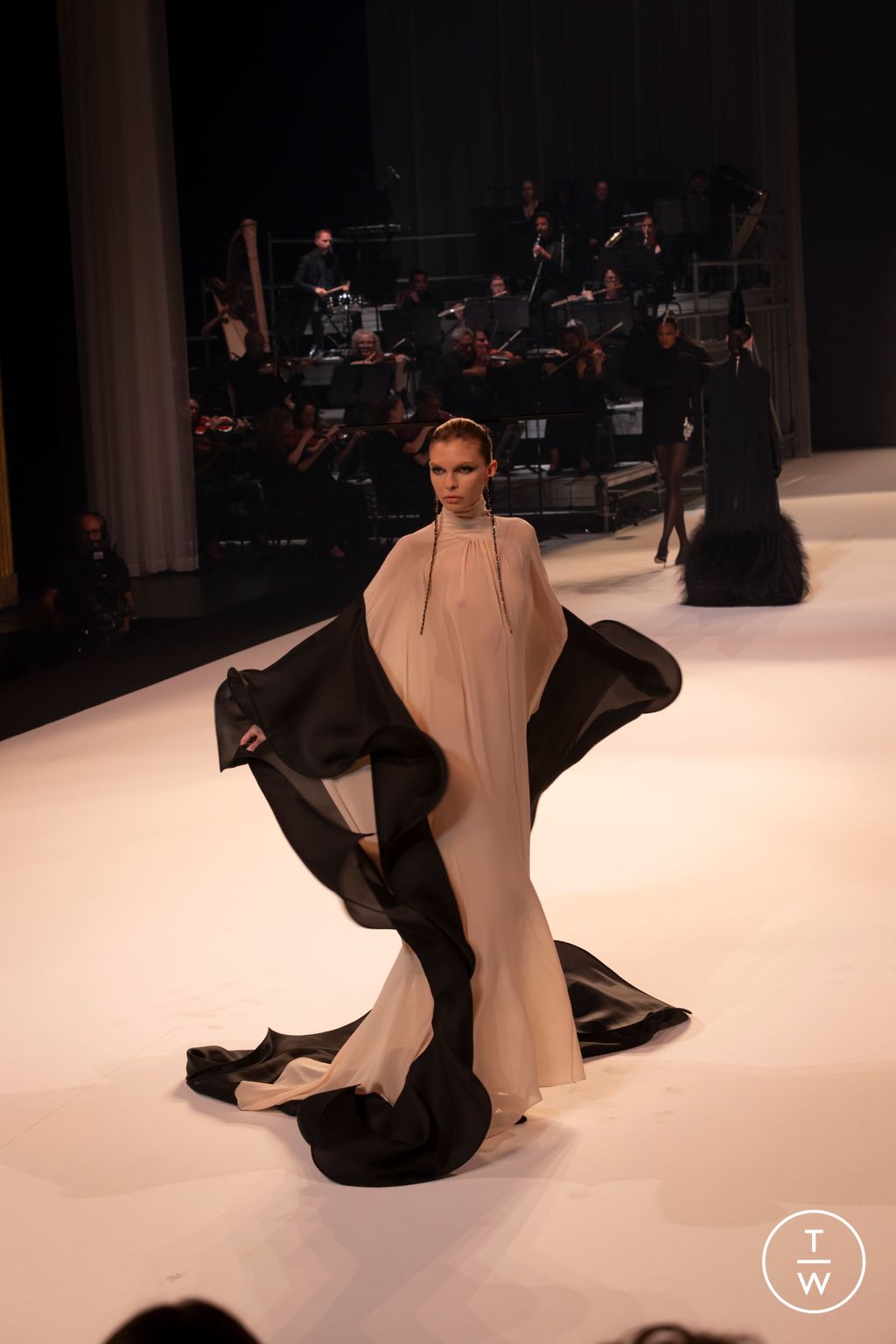 Fashion Week Paris Fall/Winter 2025 look 23 from the Stephane Rolland collection couture