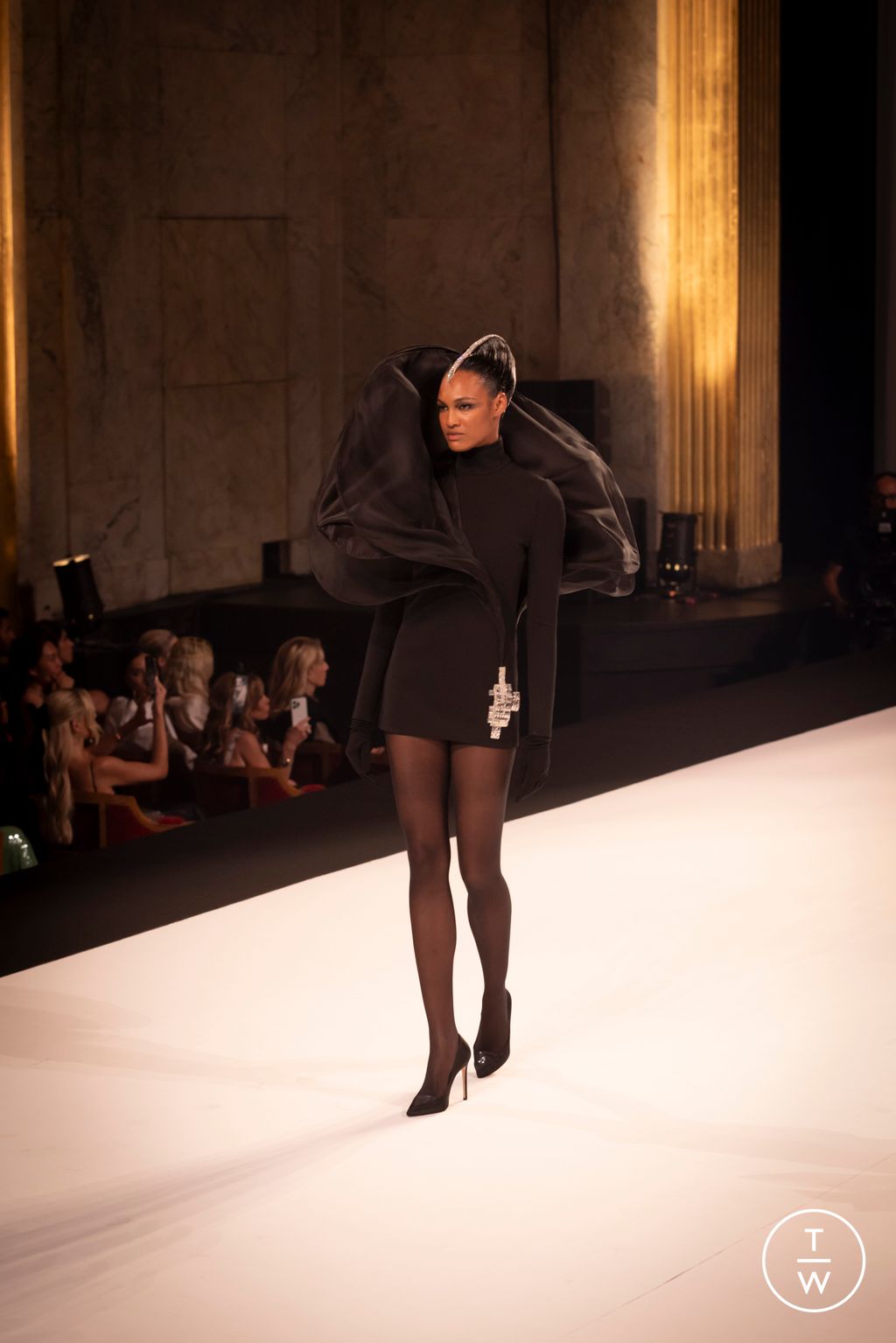 Fashion Week Paris Fall/Winter 2025 look 24 from the Stephane Rolland collection couture