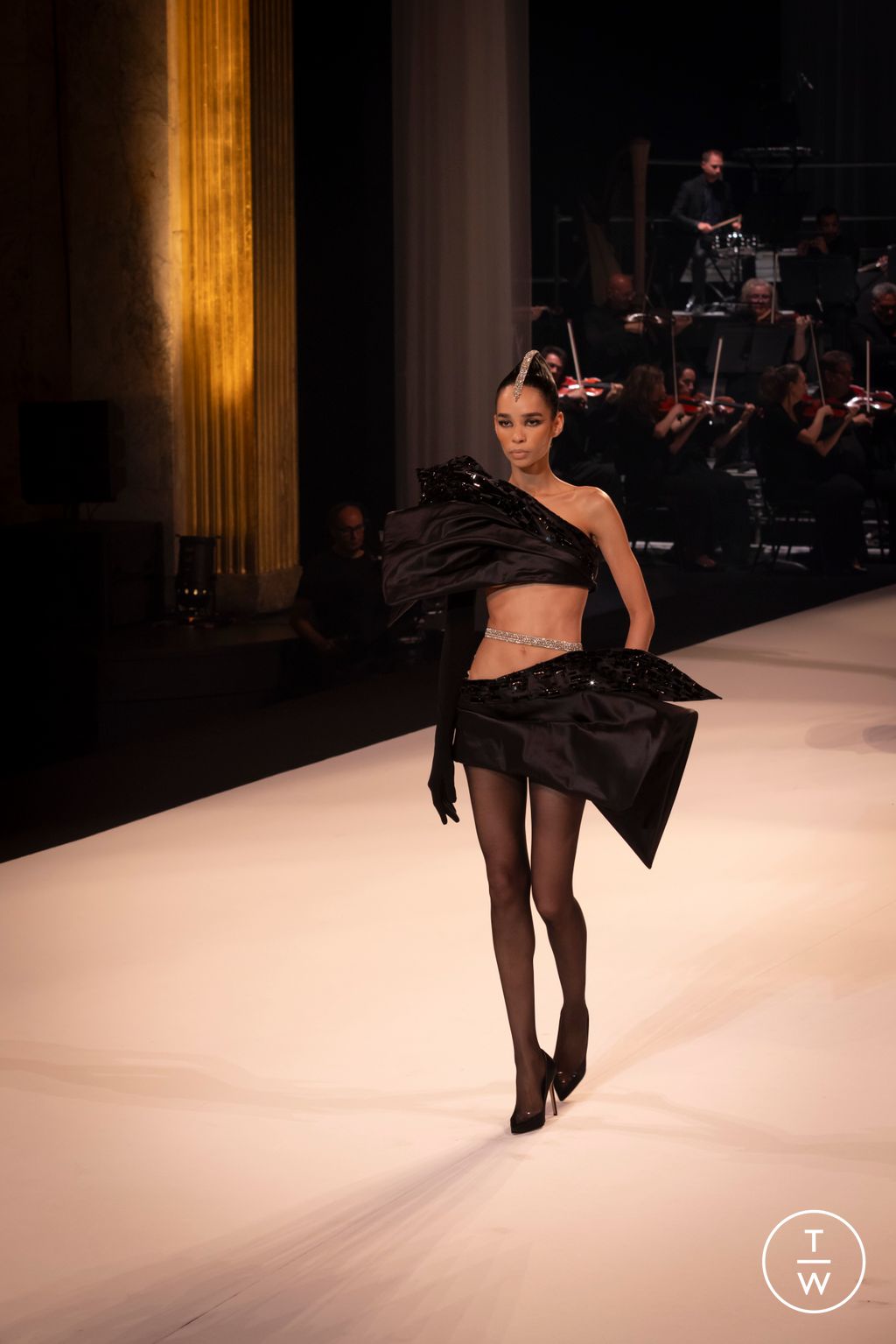 Fashion Week Paris Fall/Winter 2025 look 25 from the Stephane Rolland collection couture