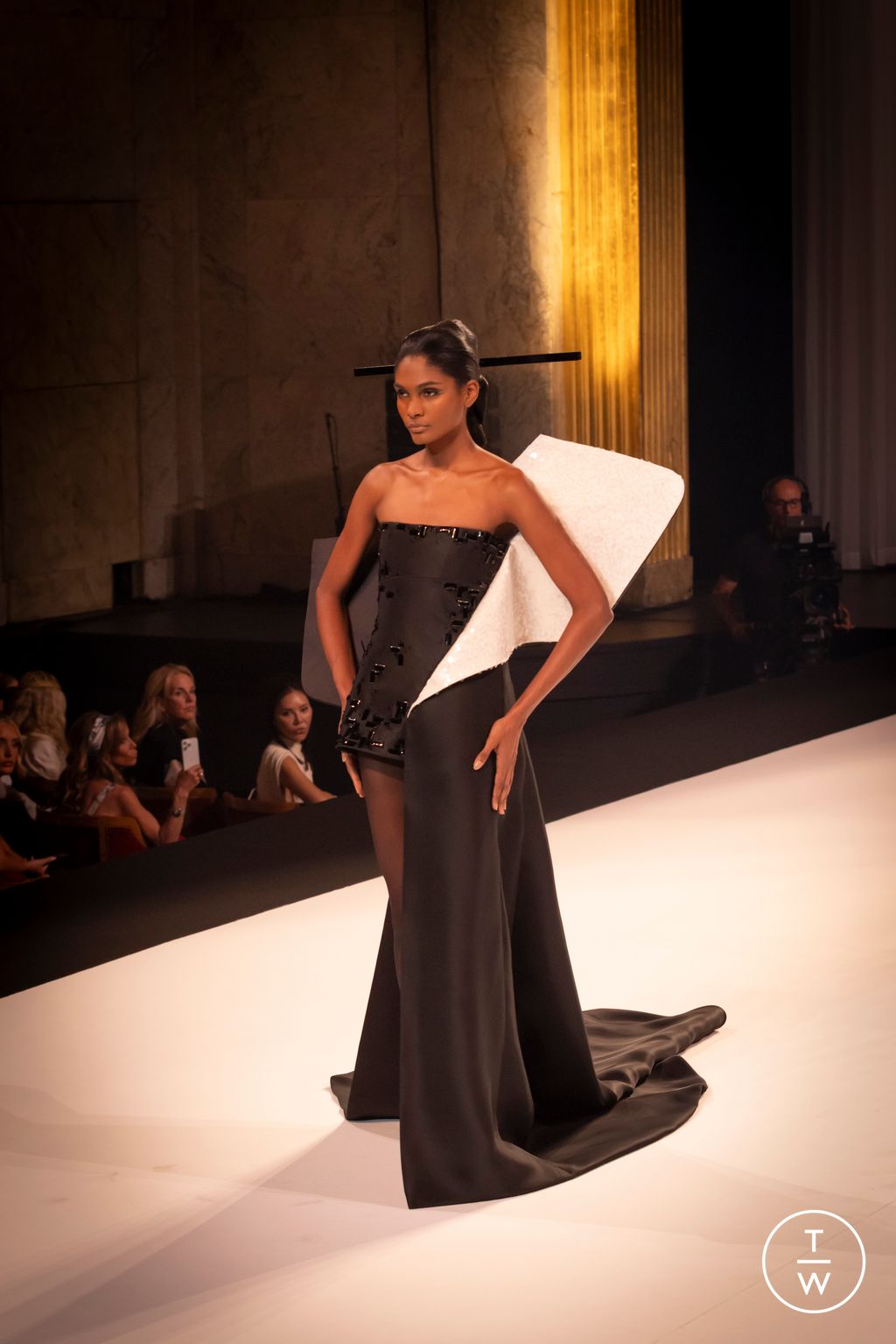 Fashion Week Paris Fall/Winter 2025 look 27 from the Stephane Rolland collection couture