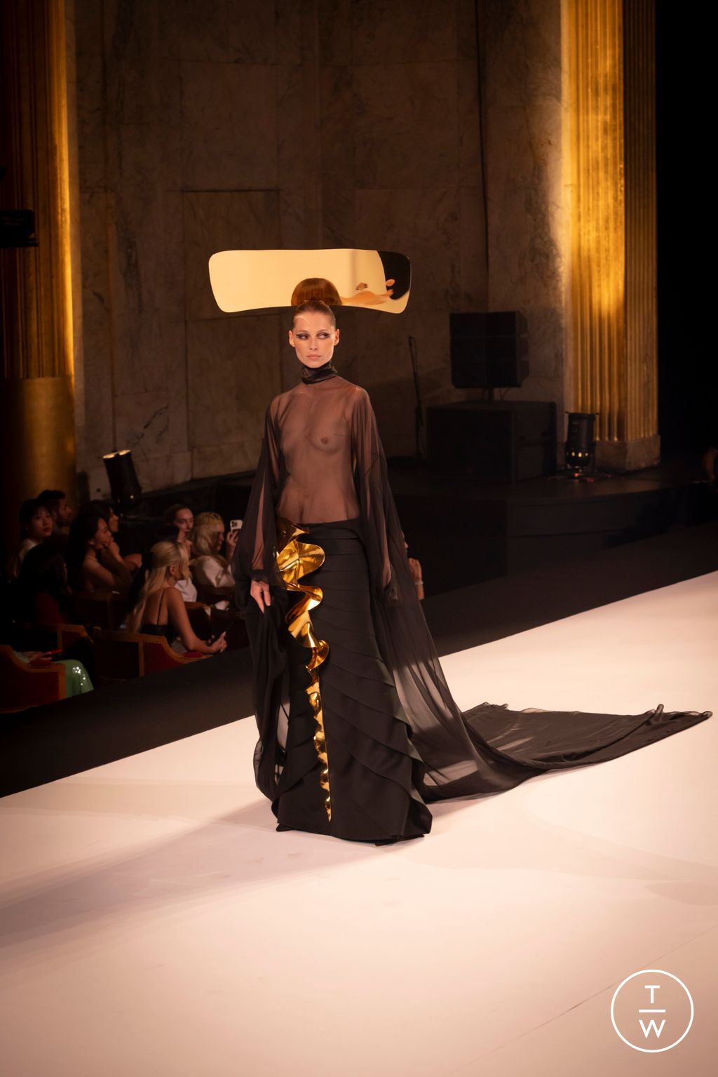 Fashion Week Paris Fall/Winter 2025 look 30 from the Stephane Rolland collection couture