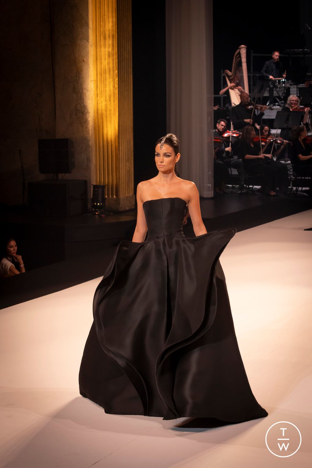 Fashion Week Paris Fall/Winter 2025 look 31 from the Stephane Rolland collection couture