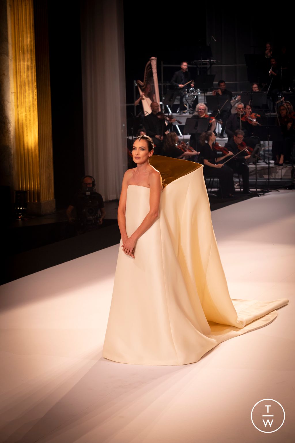 Fashion Week Paris Fall/Winter 2025 look 32 from the Stephane Rolland collection couture