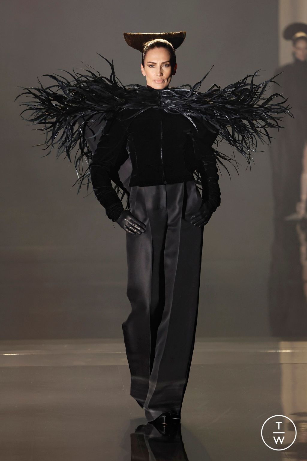 Fashion Week Paris Spring/Summer 2025 look 1 de la collection Stephane Rolland couture