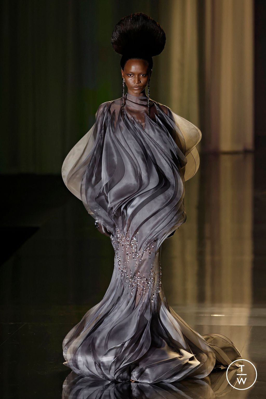 Fashion Week Paris Spring/Summer 2025 look 18 from the Stephane Rolland collection couture