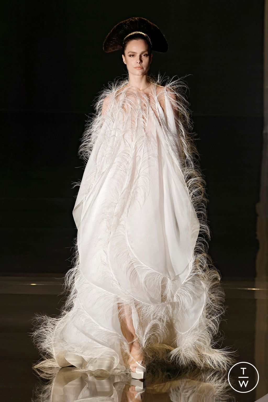 Fashion Week Paris Spring/Summer 2025 look 22 from the Stephane Rolland collection couture