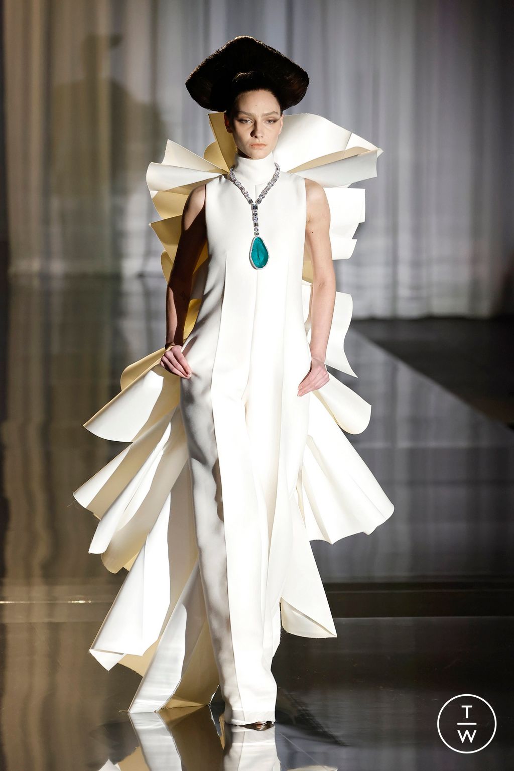 Fashion Week Paris Spring/Summer 2025 look 25 from the Stephane Rolland collection couture