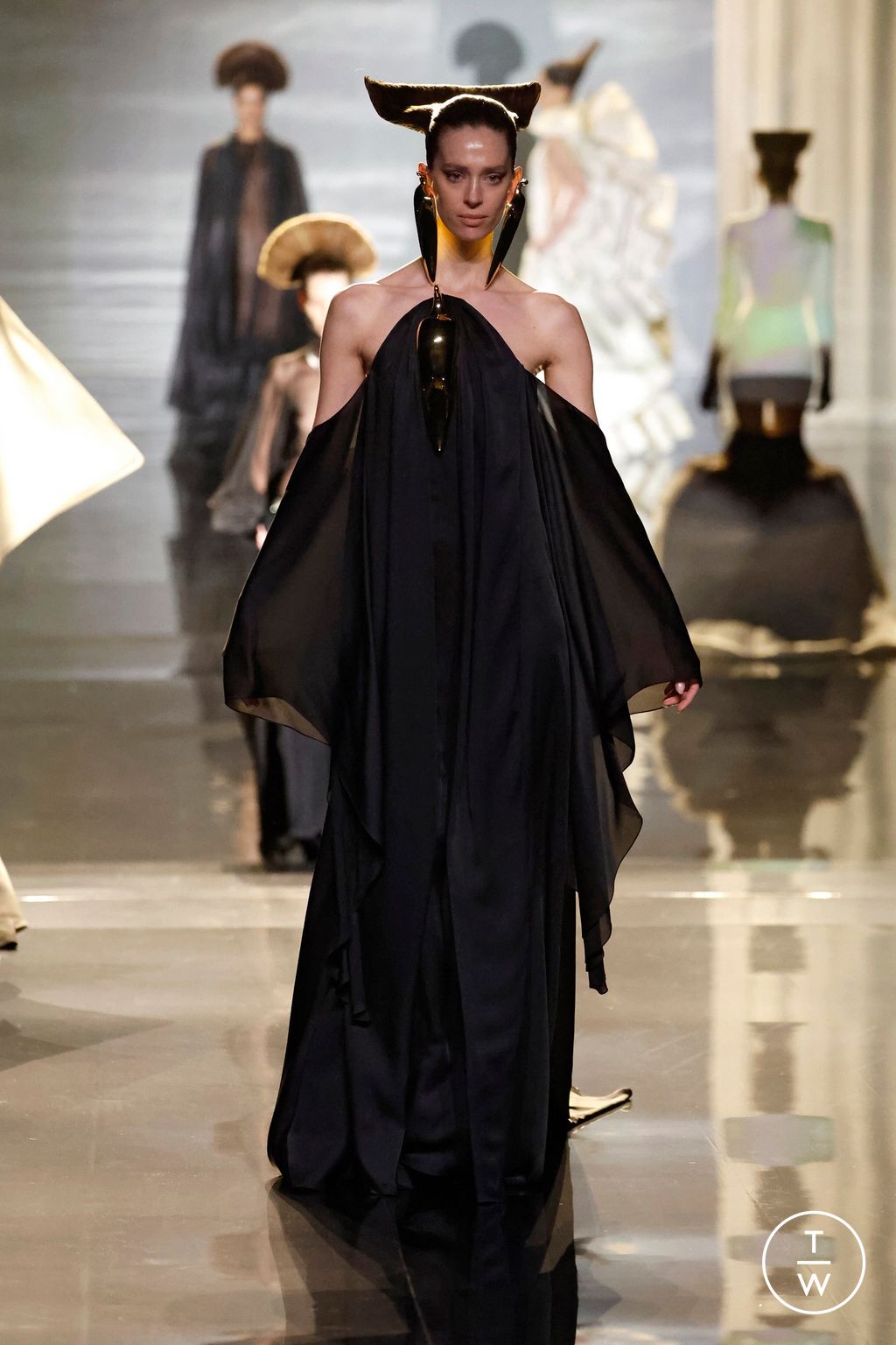 Fashion Week Paris Spring/Summer 2025 look 28 from the Stephane Rolland collection couture