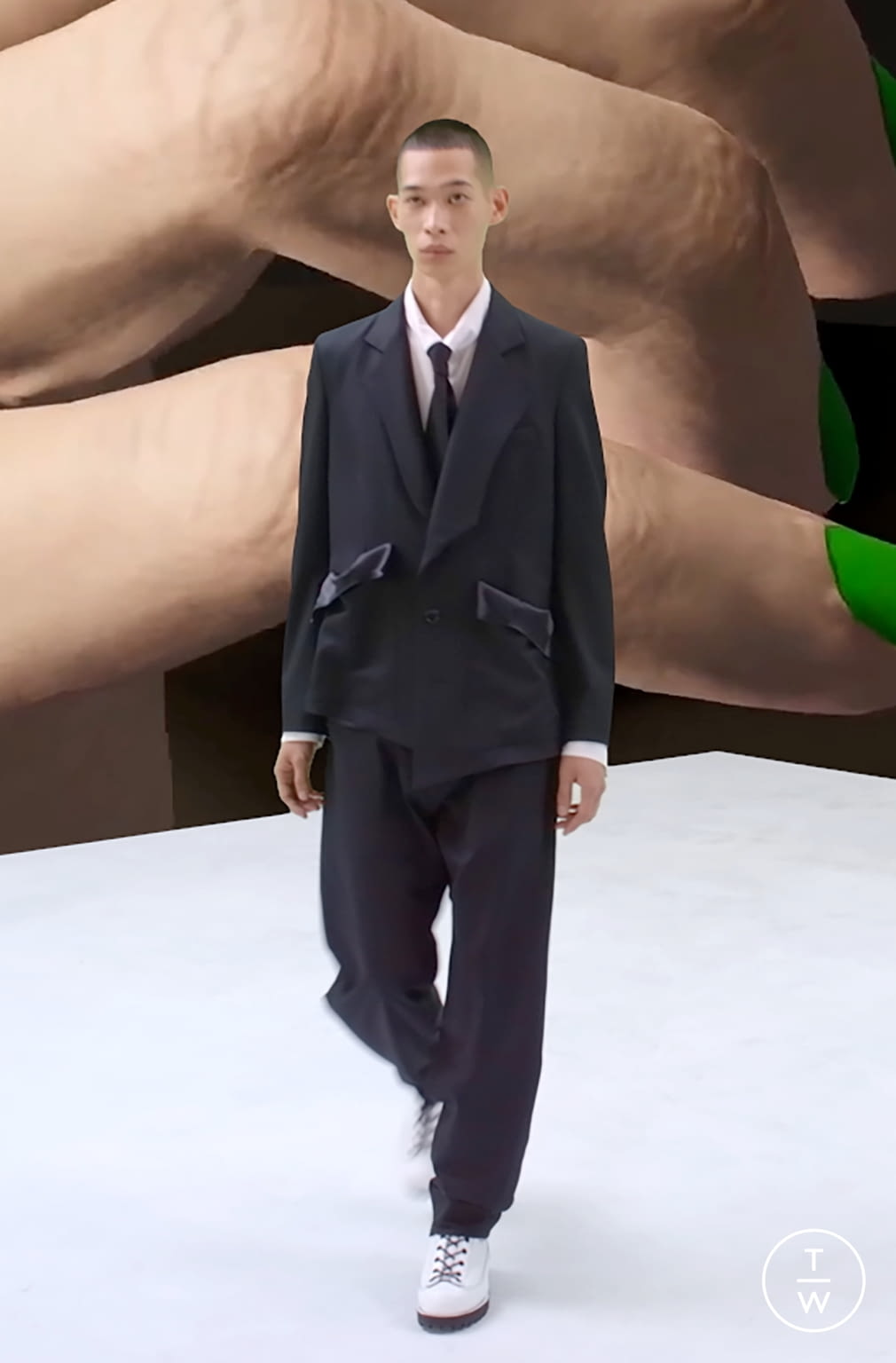Fashion Week Paris Spring/Summer 2022 look 1 from the Sulvam collection 男装