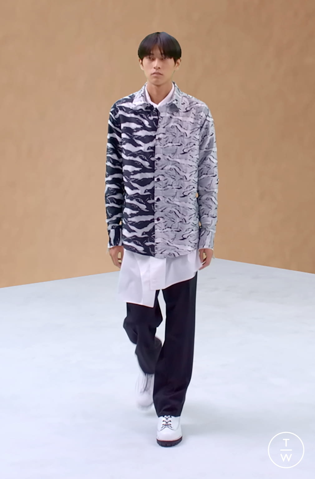 Fashion Week Paris Spring/Summer 2022 look 23 from the Sulvam collection 男装