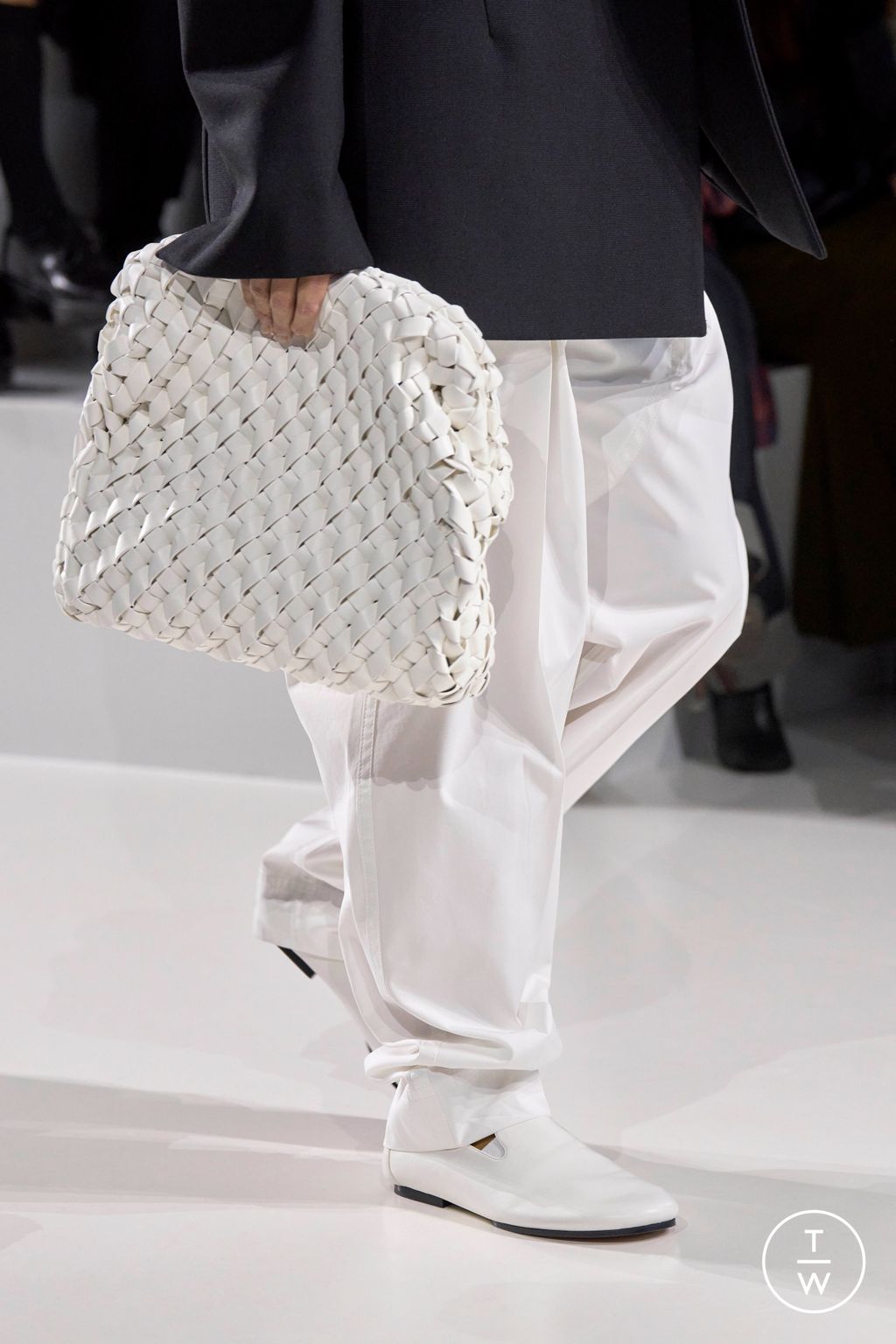 Fashion Week Milan Spring/Summer 2026 look 16 from the Bottega Veneta collection womenswear accessories
