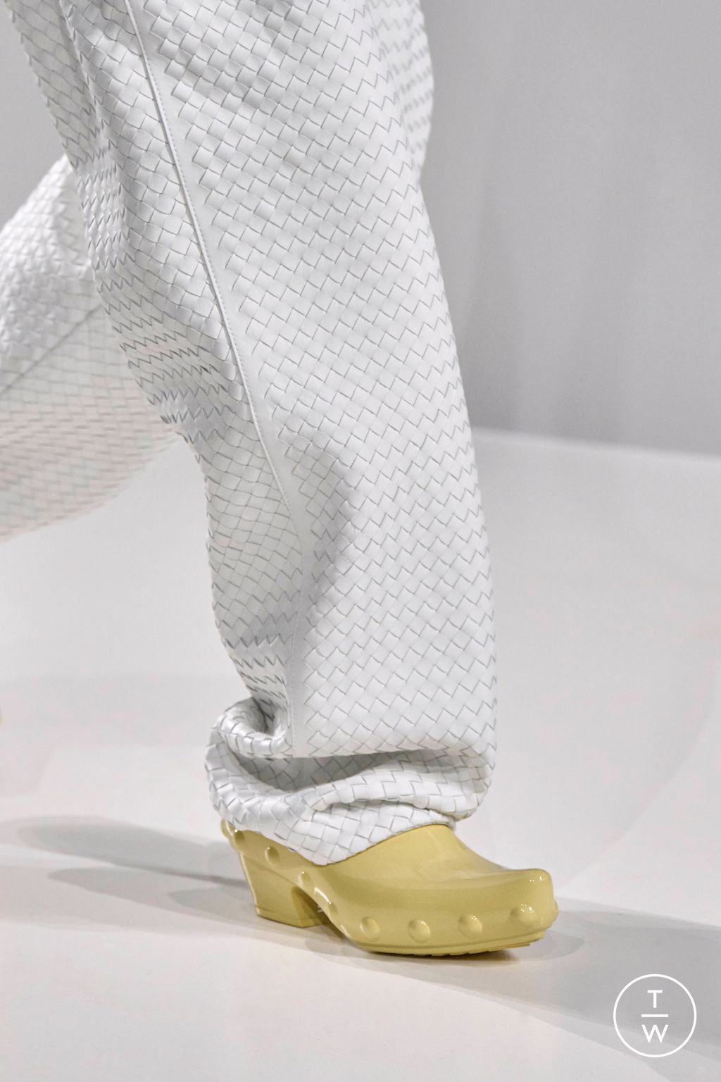 Fashion Week Milan Spring/Summer 2026 look 19 from the Bottega Veneta collection womenswear accessories