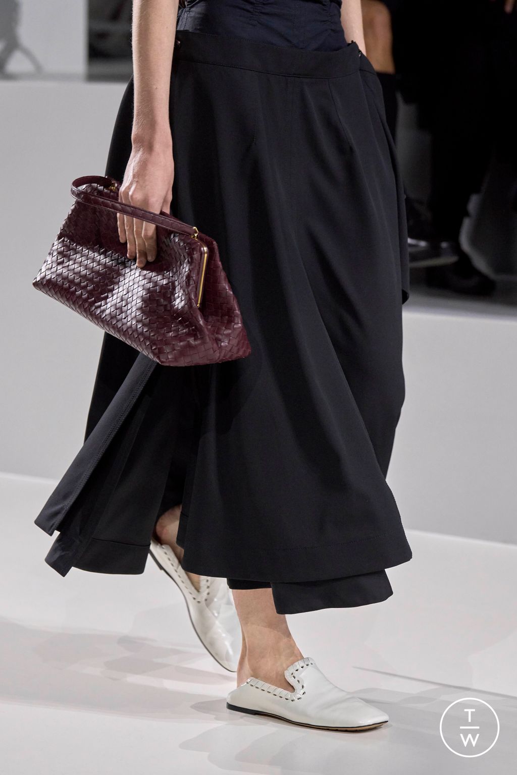 Fashion Week Milan Spring/Summer 2026 look 22 from the Bottega Veneta collection womenswear accessories