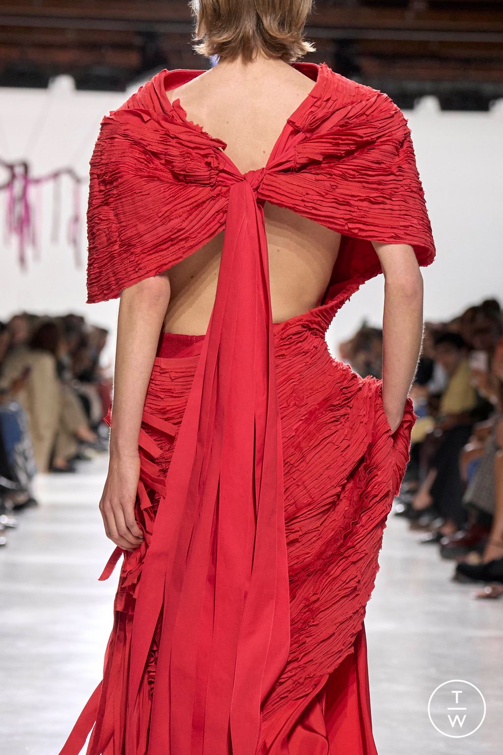 Fashion Week Milan Spring/Summer 2026 look 100 from the Bottega Veneta collection womenswear accessories