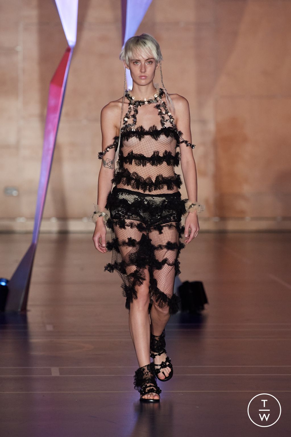 Fashion Week London Spring/Summer 2024 look 16 from the Susan Fang collection 女装