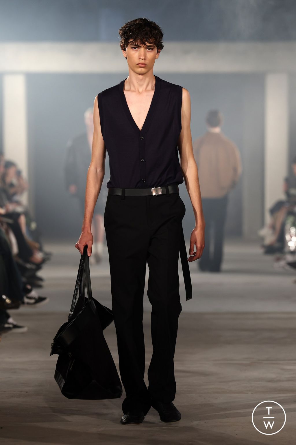 Fashion Week Paris Spring-Summer 2025 look 21 from the System Studios collection 男装