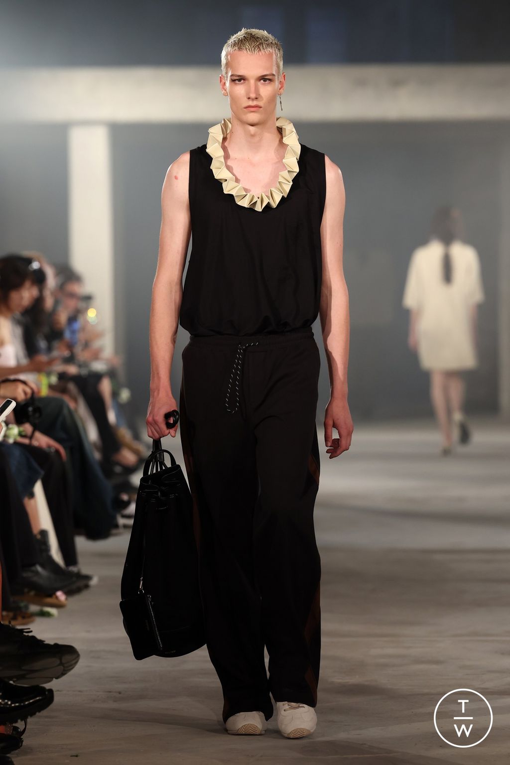 Fashion Week Paris Spring-Summer 2025 look 44 from the System Studios collection 男装