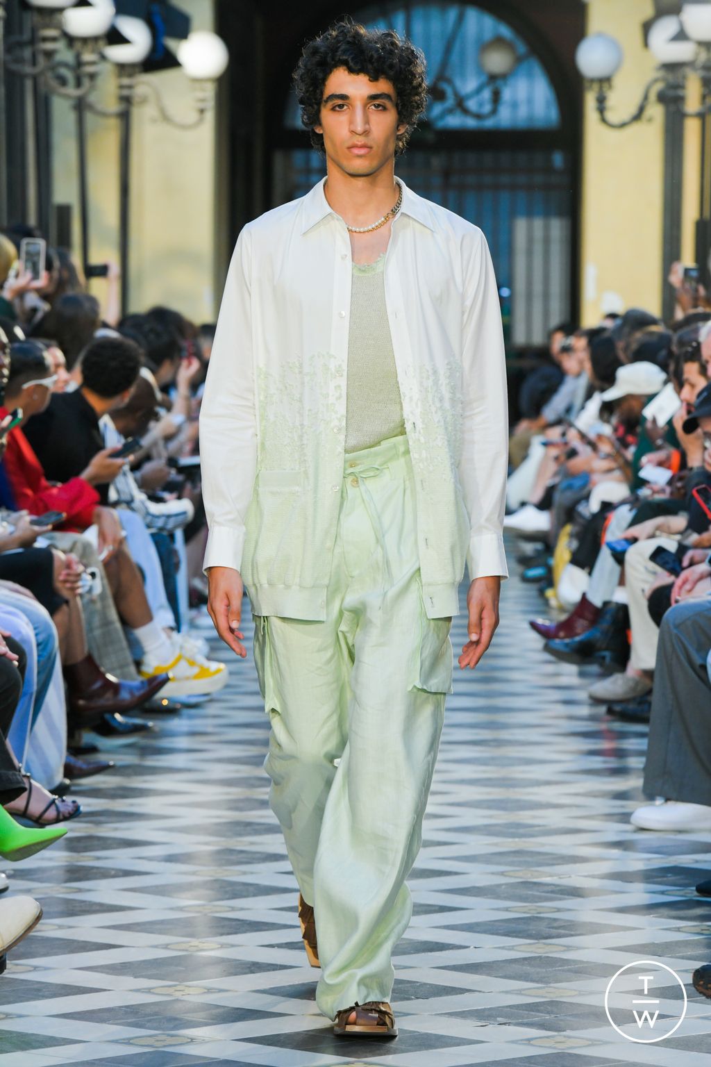 Fashion Week Paris Spring/Summer 2023 look 20 from the TAAKK collection 男装