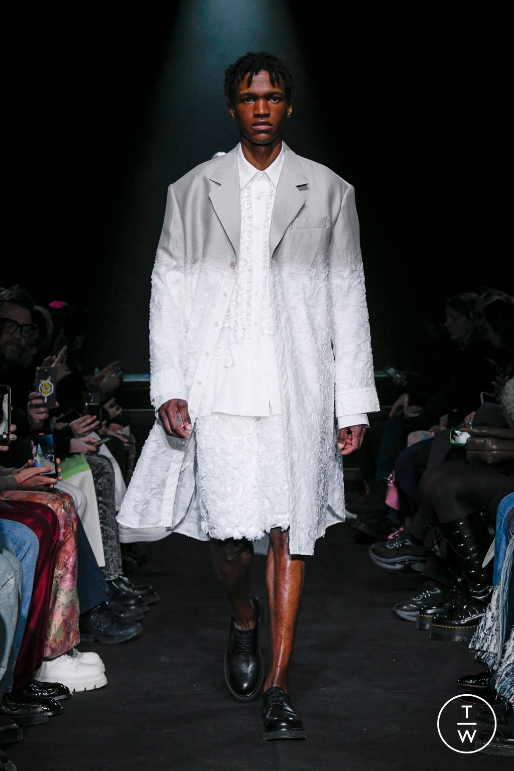 Fashion Week Paris Fall/Winter 2024 look 1 de la collection TAAKK menswear