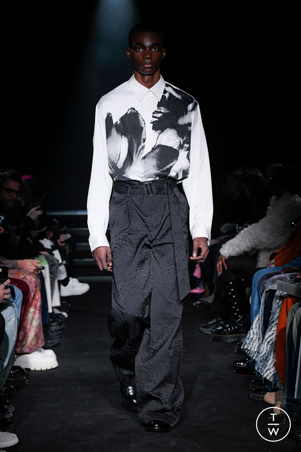 Fashion Week Paris Fall/Winter 2024 look 14 de la collection TAAKK menswear