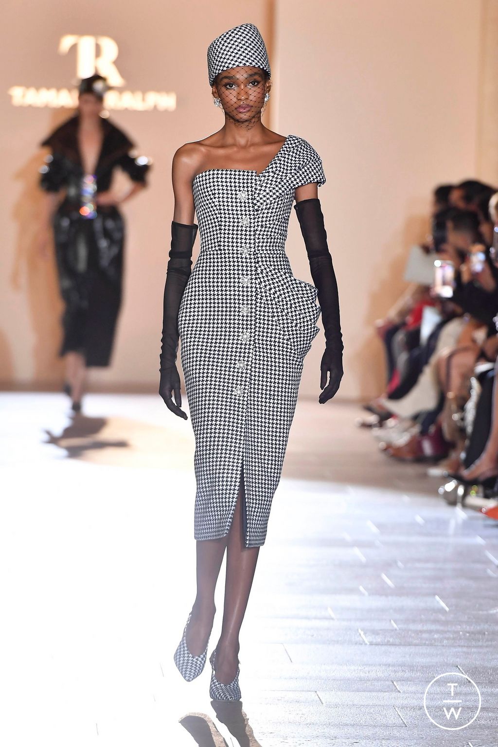 Fashion Week Paris Fall/Winter 2024 look 1 from the Tamara Ralph collection 高级定制