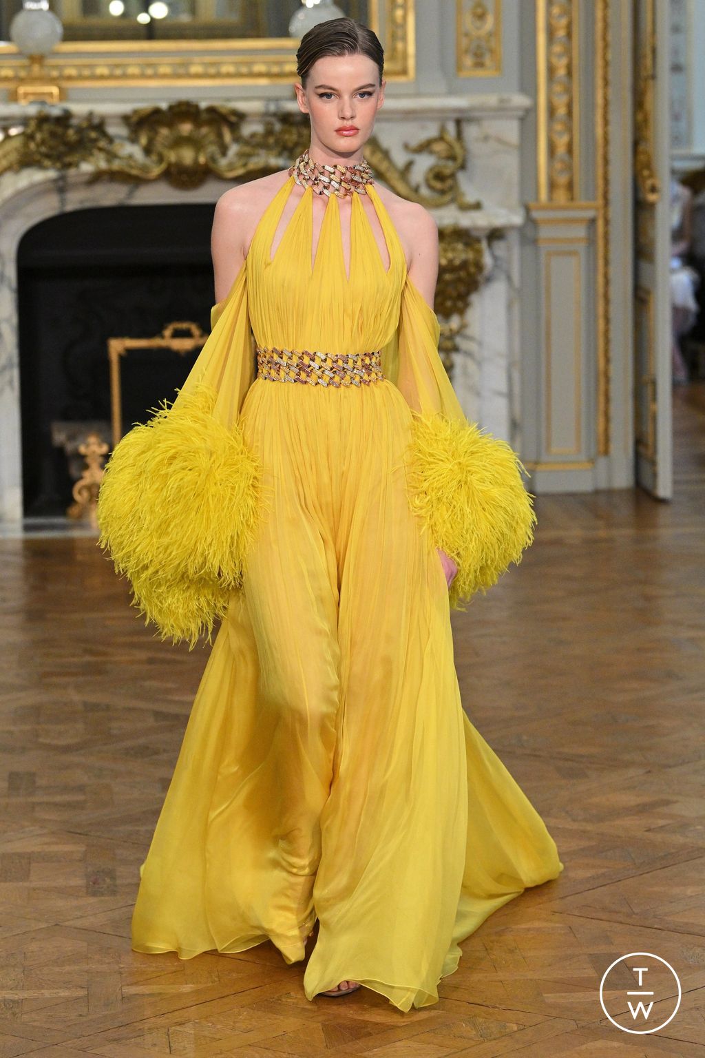 Fashion Week Paris Spring/Summer 2024 look 3 de la collection Tamara Ralph couture