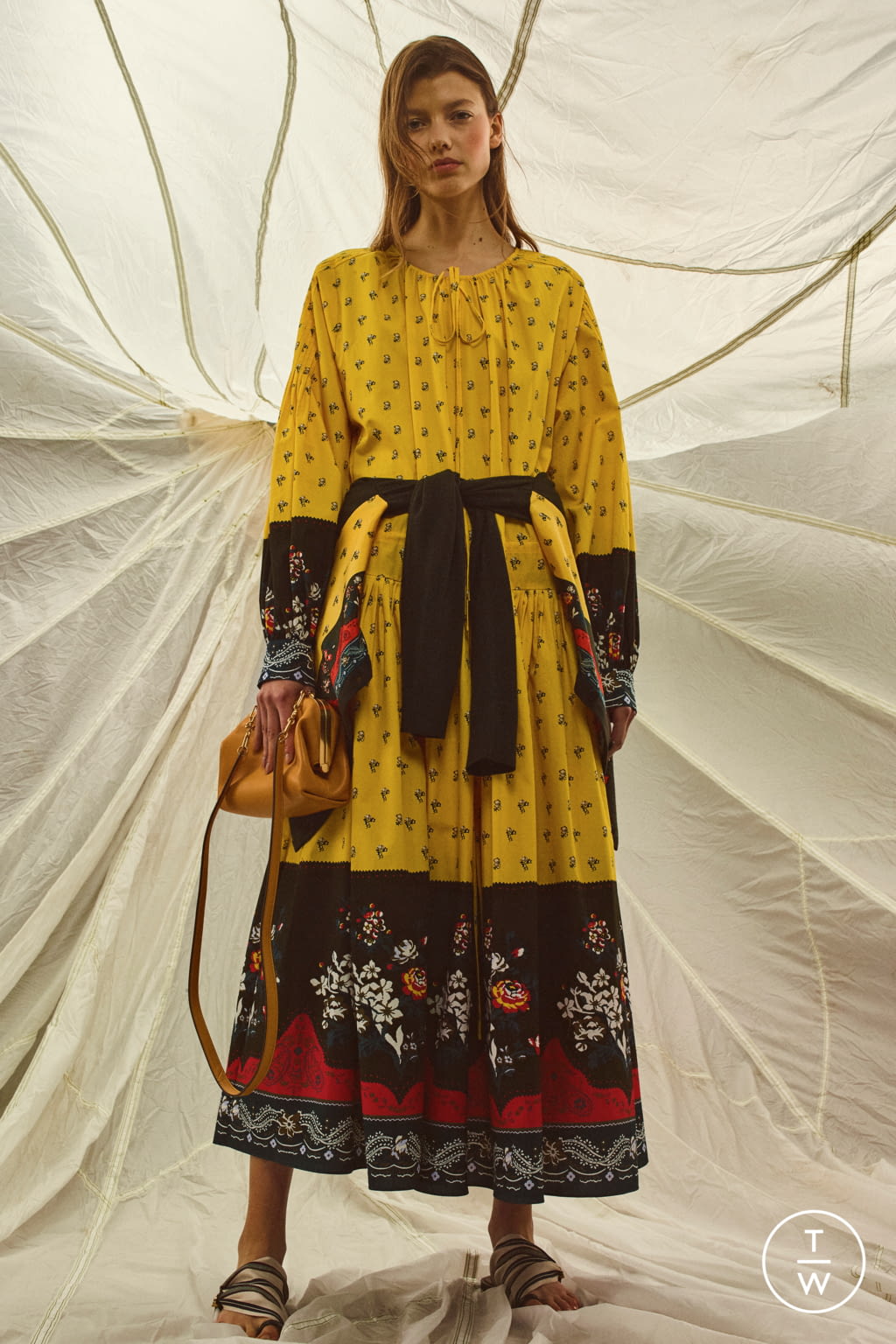 Fashion Week New York Pre-Fall 2020 look 21 from the Tory Burch collection 女装
