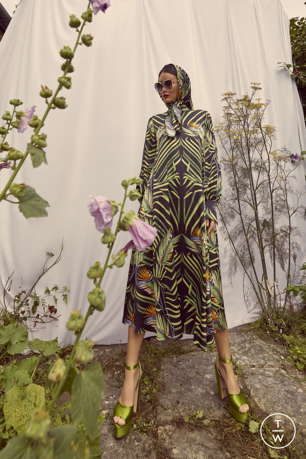 Fashion Week London Spring/Summer 2022 look 10 from the Temperley London collection womenswear