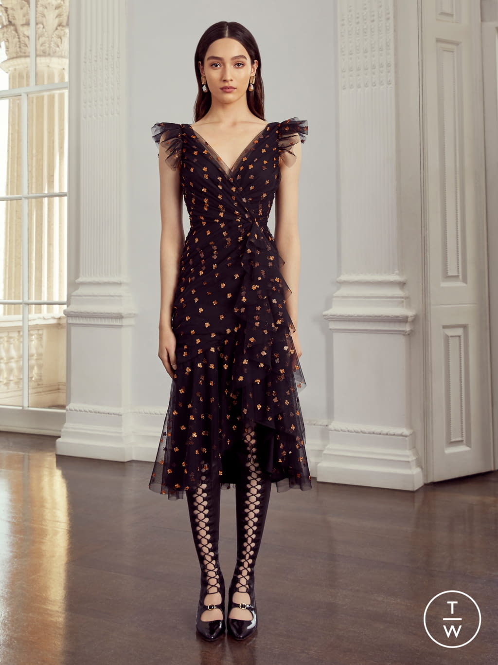 Fashion Week London Resort 2020 look 37 from the Temperley London collection 女装