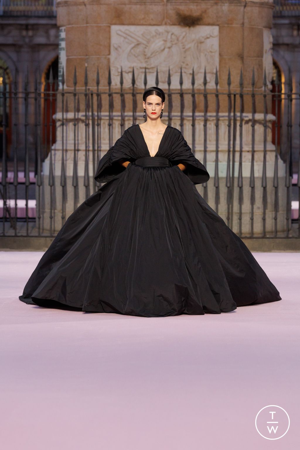 Fashion Week New York Spring/Summer 2026 look 1 from the Carolina Herrera collection 女装