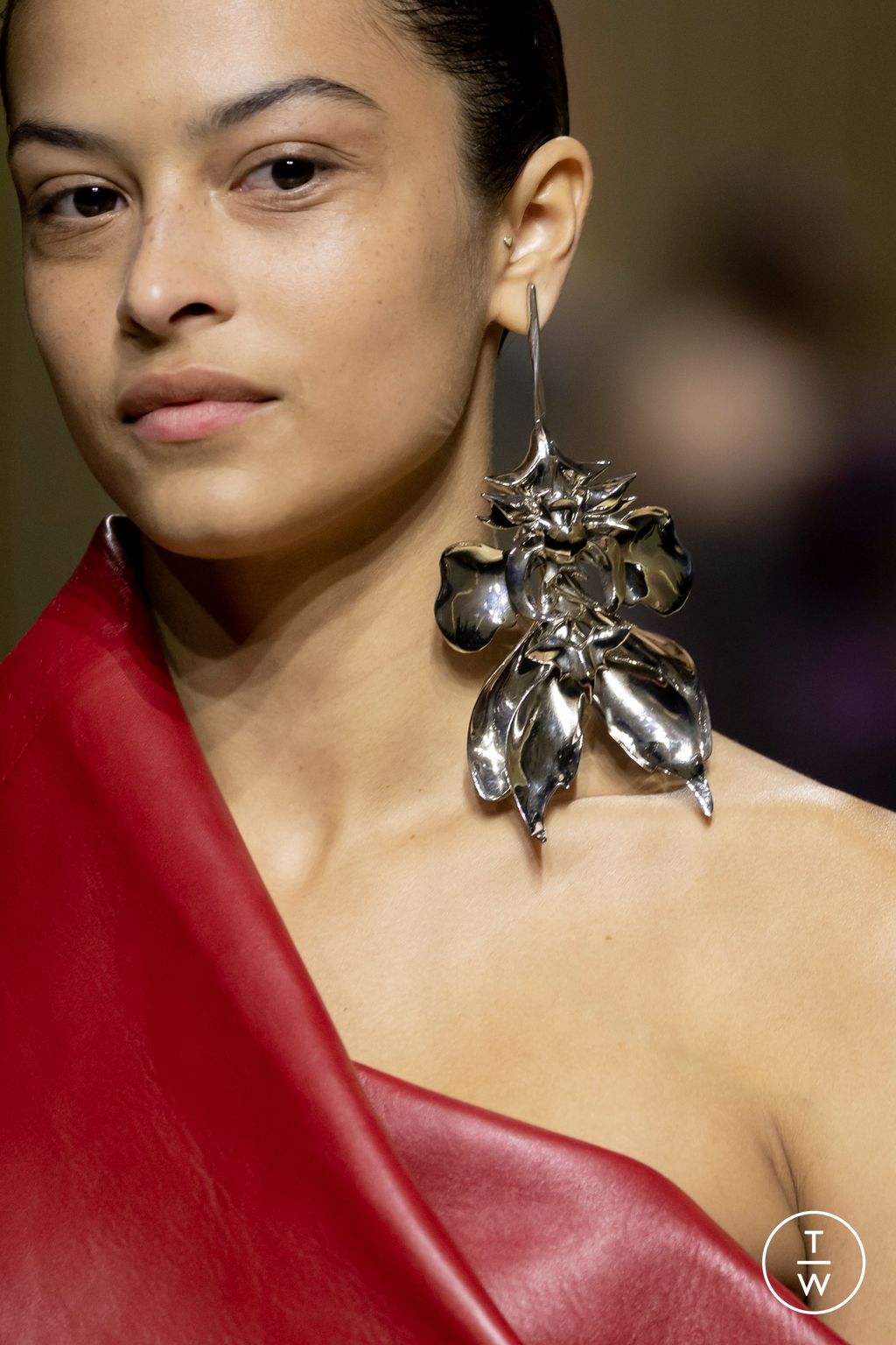 Fashion Week Paris Fall/Winter 2023 look 43 from the Alexander McQueen collection womenswear accessories