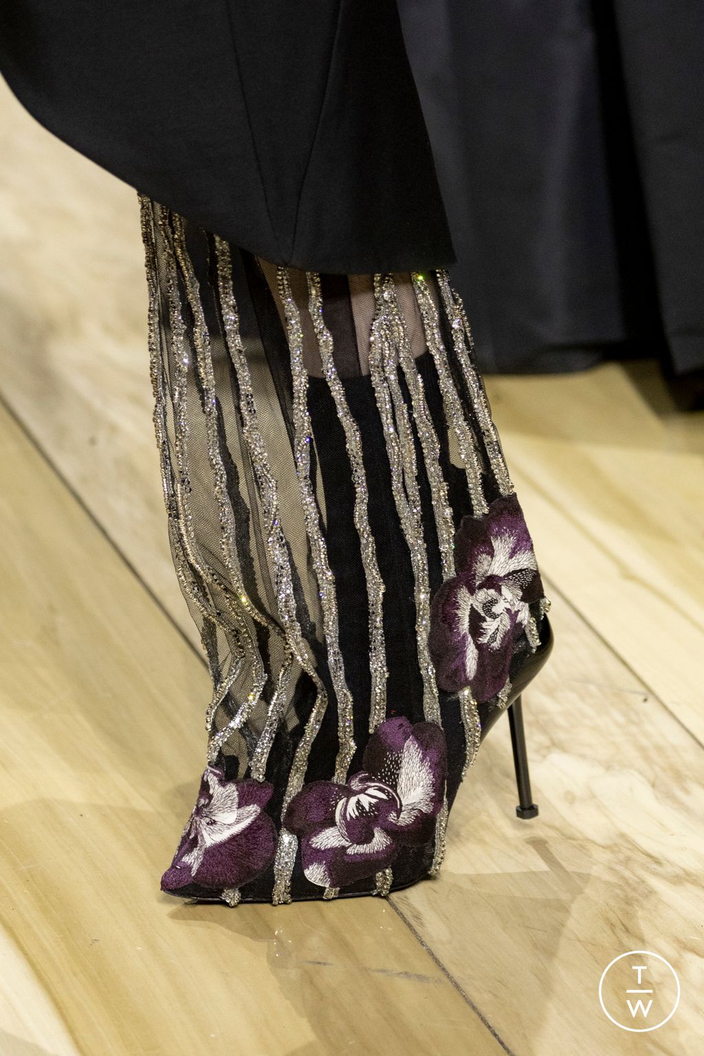 Fashion Week Paris Fall/Winter 2023 look 28 from the Alexander McQueen collection womenswear accessories