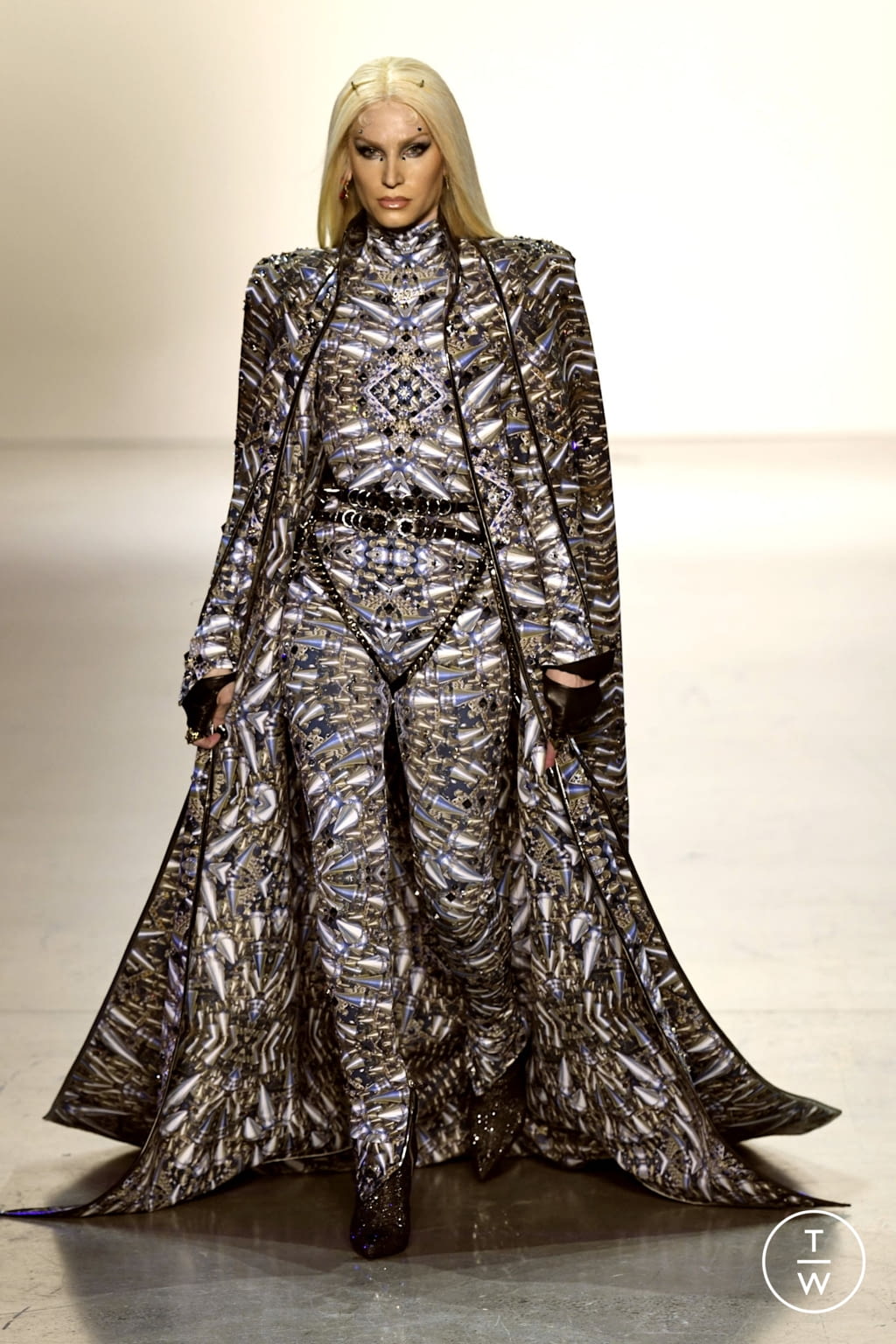 Fashion Week New York Fall/Winter 2022 look 1 de la collection The Blonds womenswear