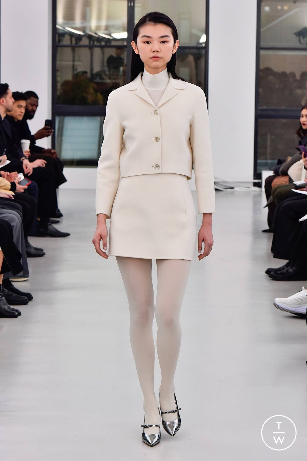 Fashion Week New York Fall/Winter 2023 look 4 from the Theory collection womenswear