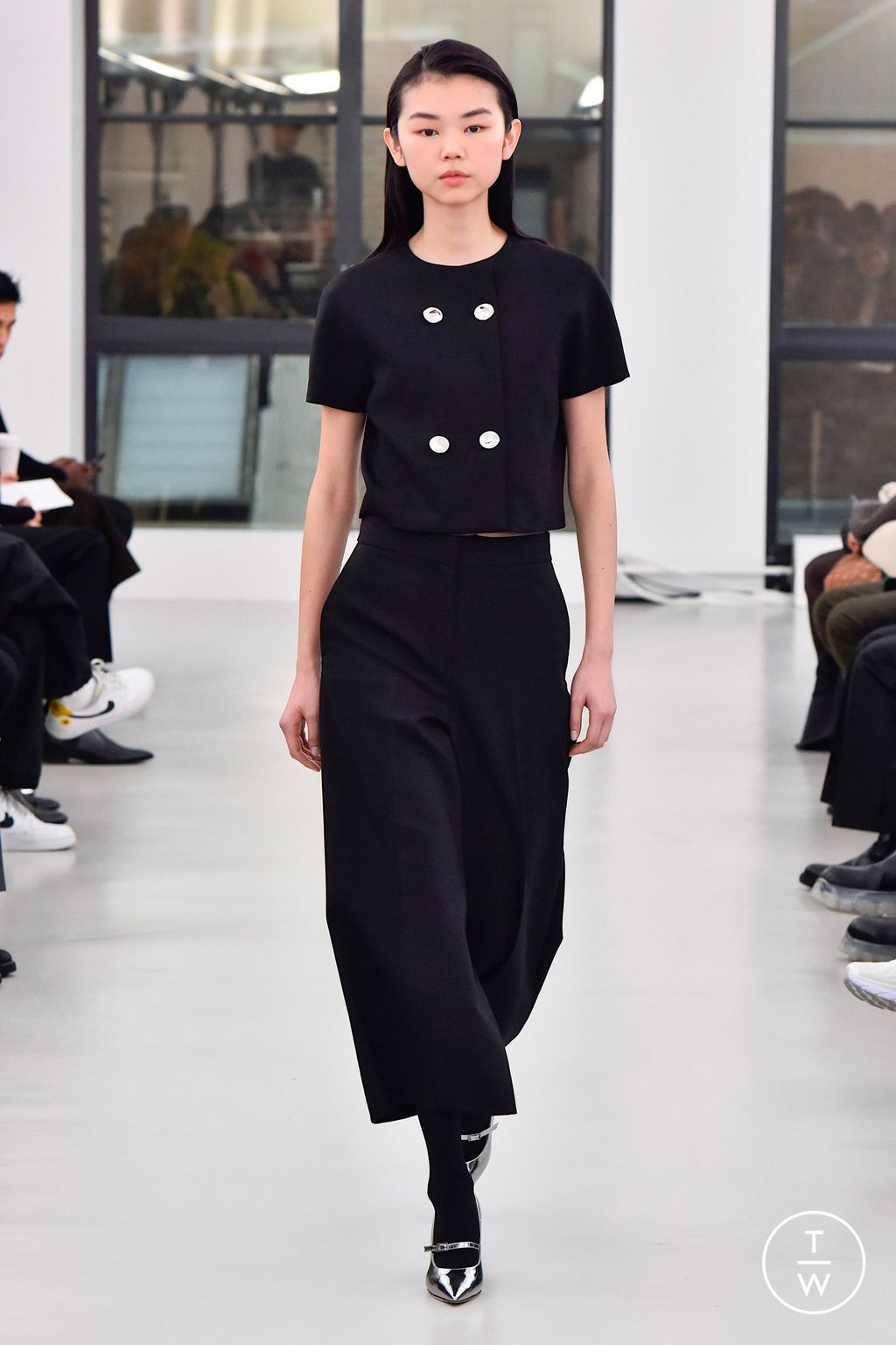 Fashion Week New York Fall/Winter 2023 look 33 from the Theory collection womenswear