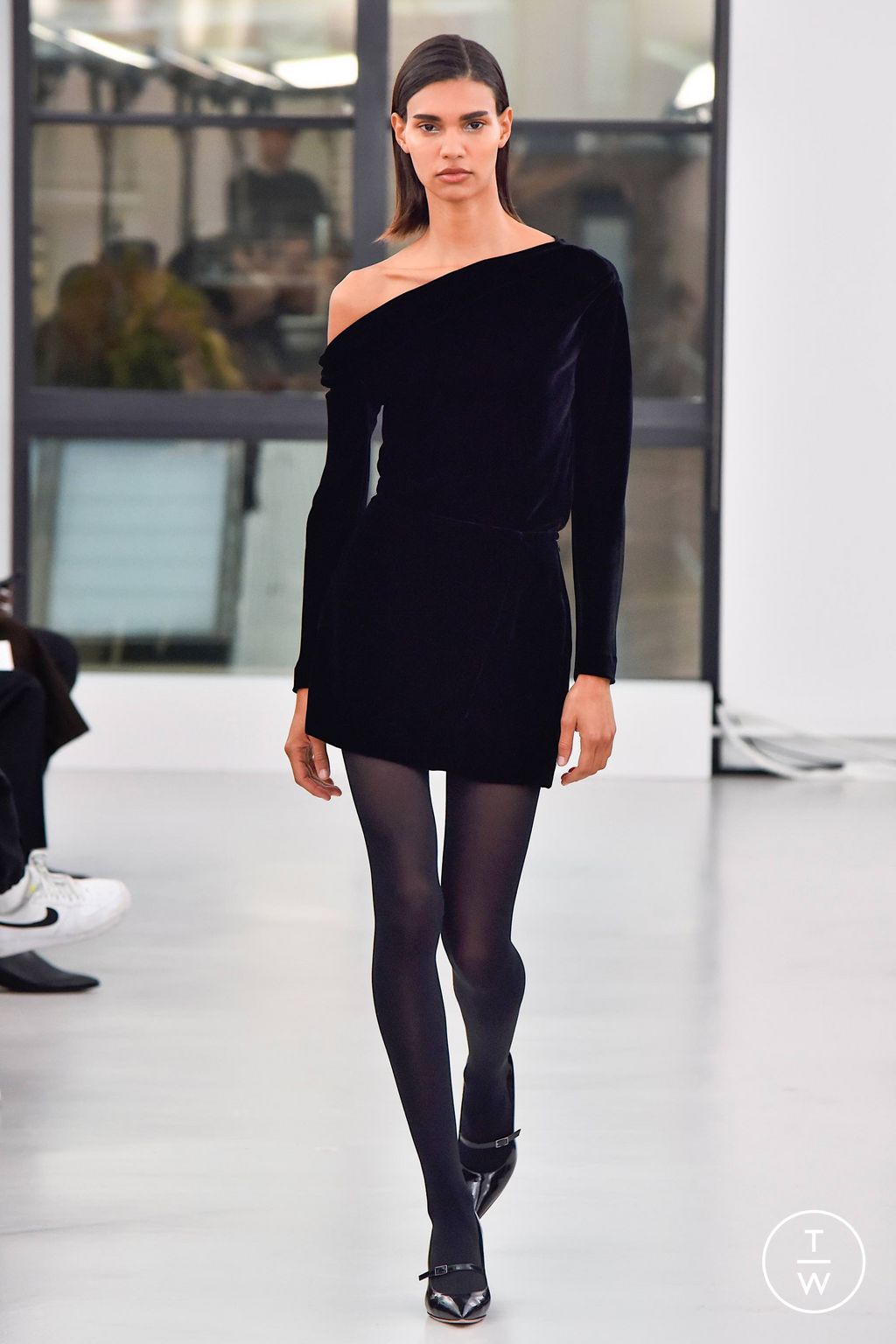 Fashion Week New York Fall/Winter 2023 look 37 from the Theory collection womenswear