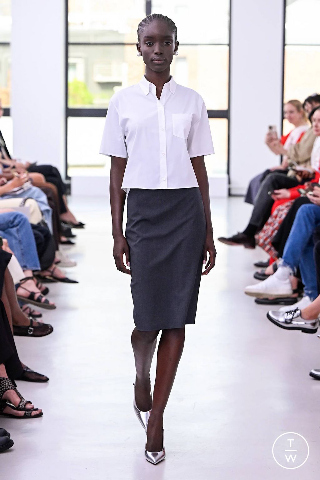 Fashion Week New York Spring/Summer 2024 look 1 from the Theory collection 女装