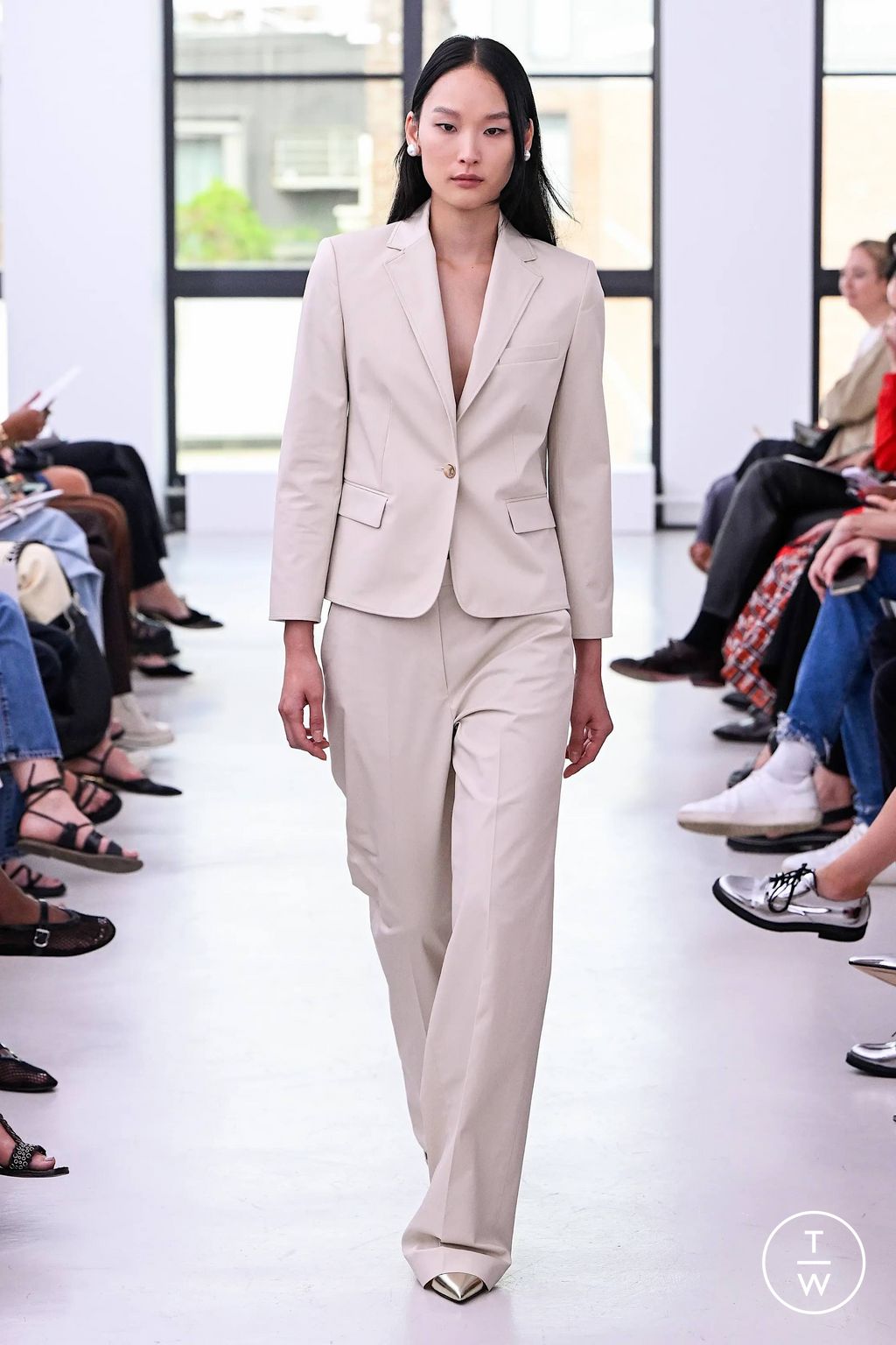 Fashion Week New York Spring/Summer 2024 look 21 from the Theory collection 女装