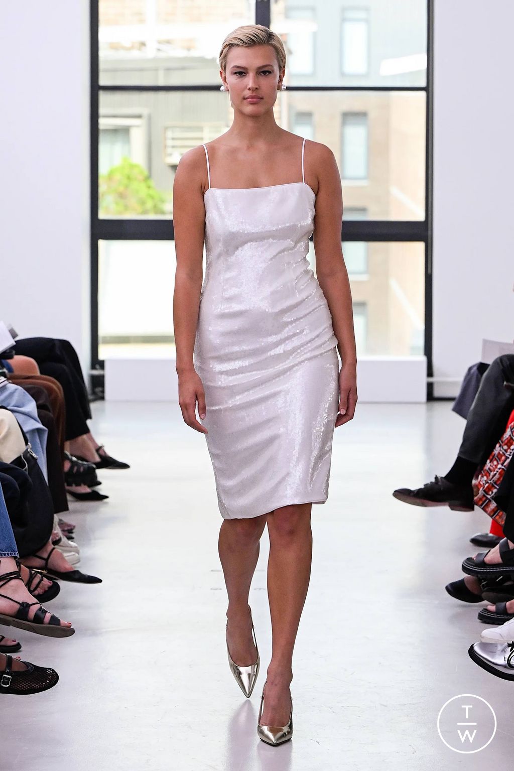 Fashion Week New York Spring/Summer 2024 look 32 from the Theory collection womenswear