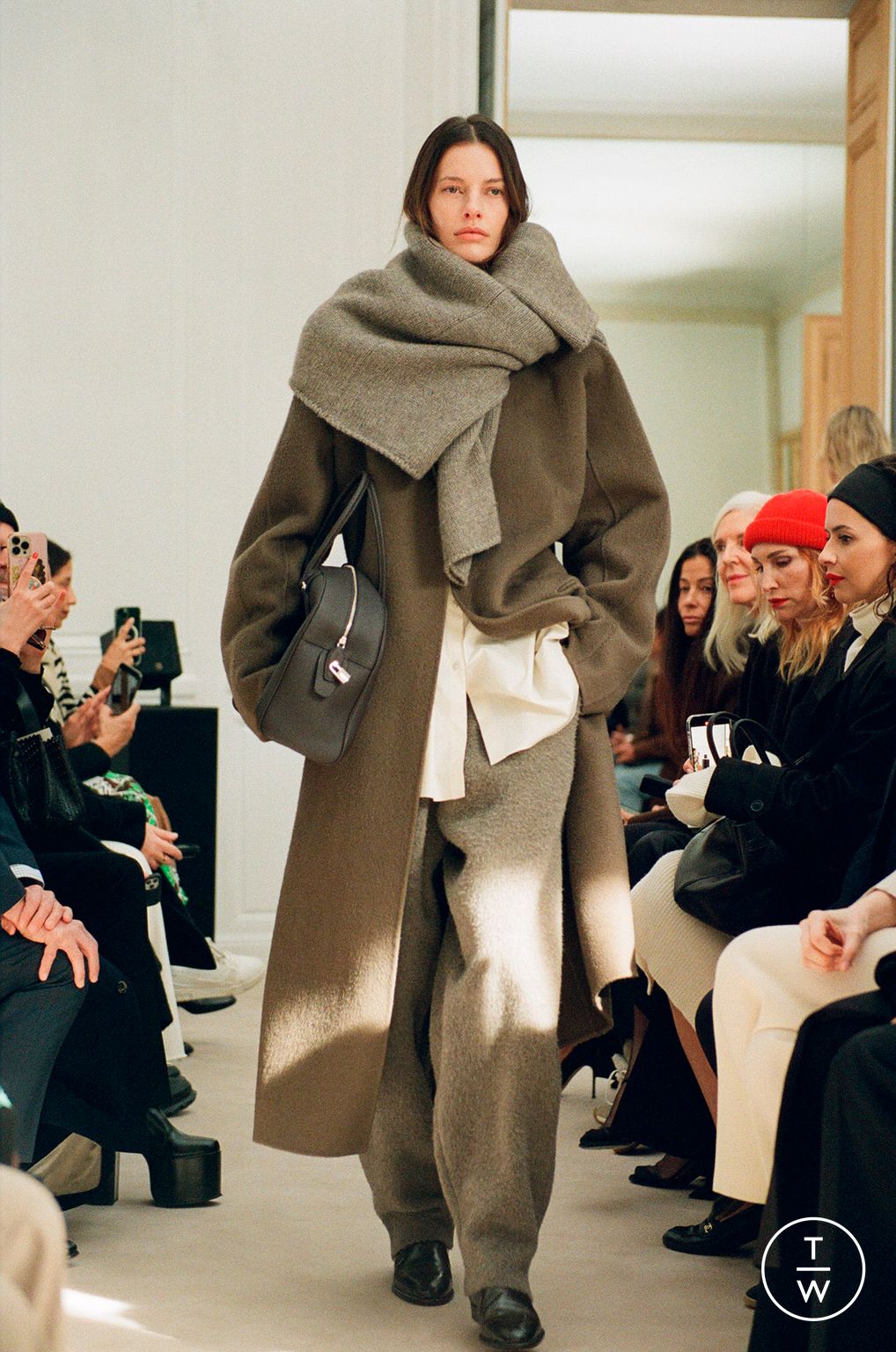 Fashion Week Paris Fall/Winter 2023 look 11 de la collection The Row womenswear