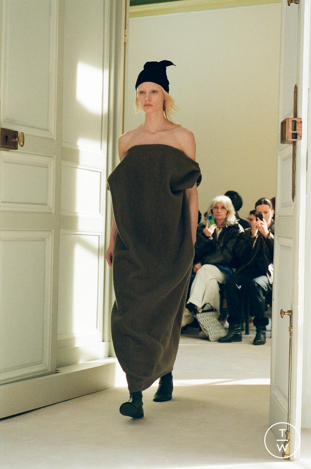 Fashion Week Paris Fall/Winter 2023 look 14 de la collection The Row womenswear