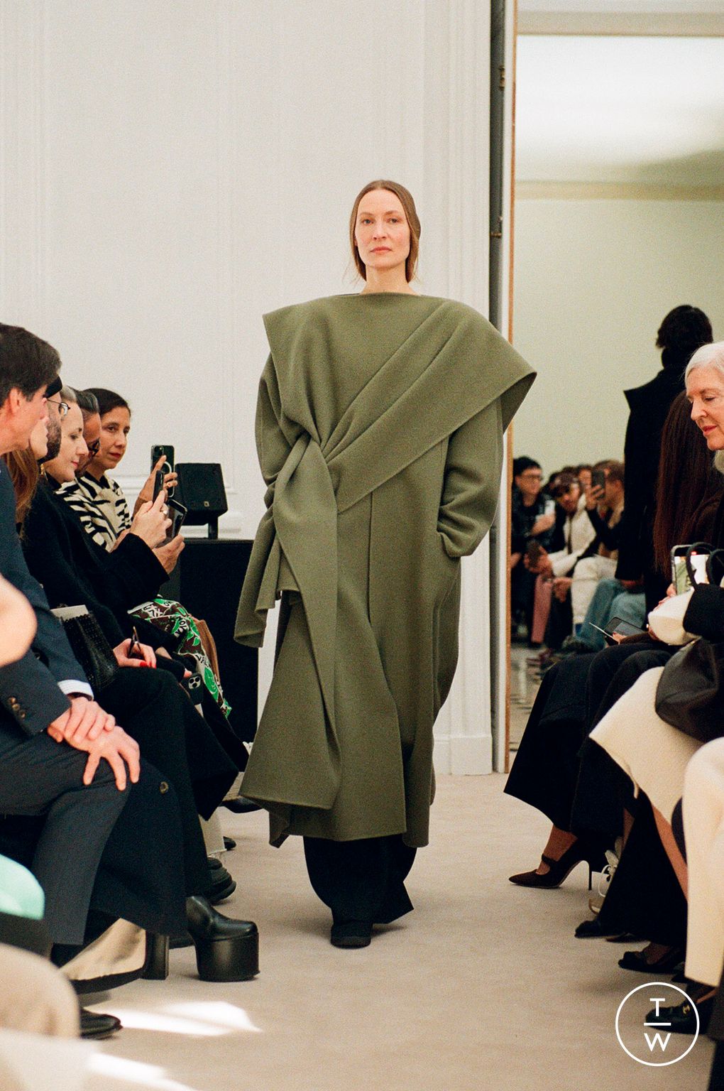 Fashion Week Paris Fall/Winter 2023 look 16 de la collection The Row womenswear