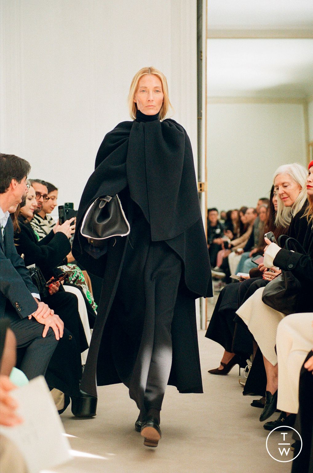 Fashion Week Paris Fall/Winter 2023 look 4 de la collection The Row womenswear