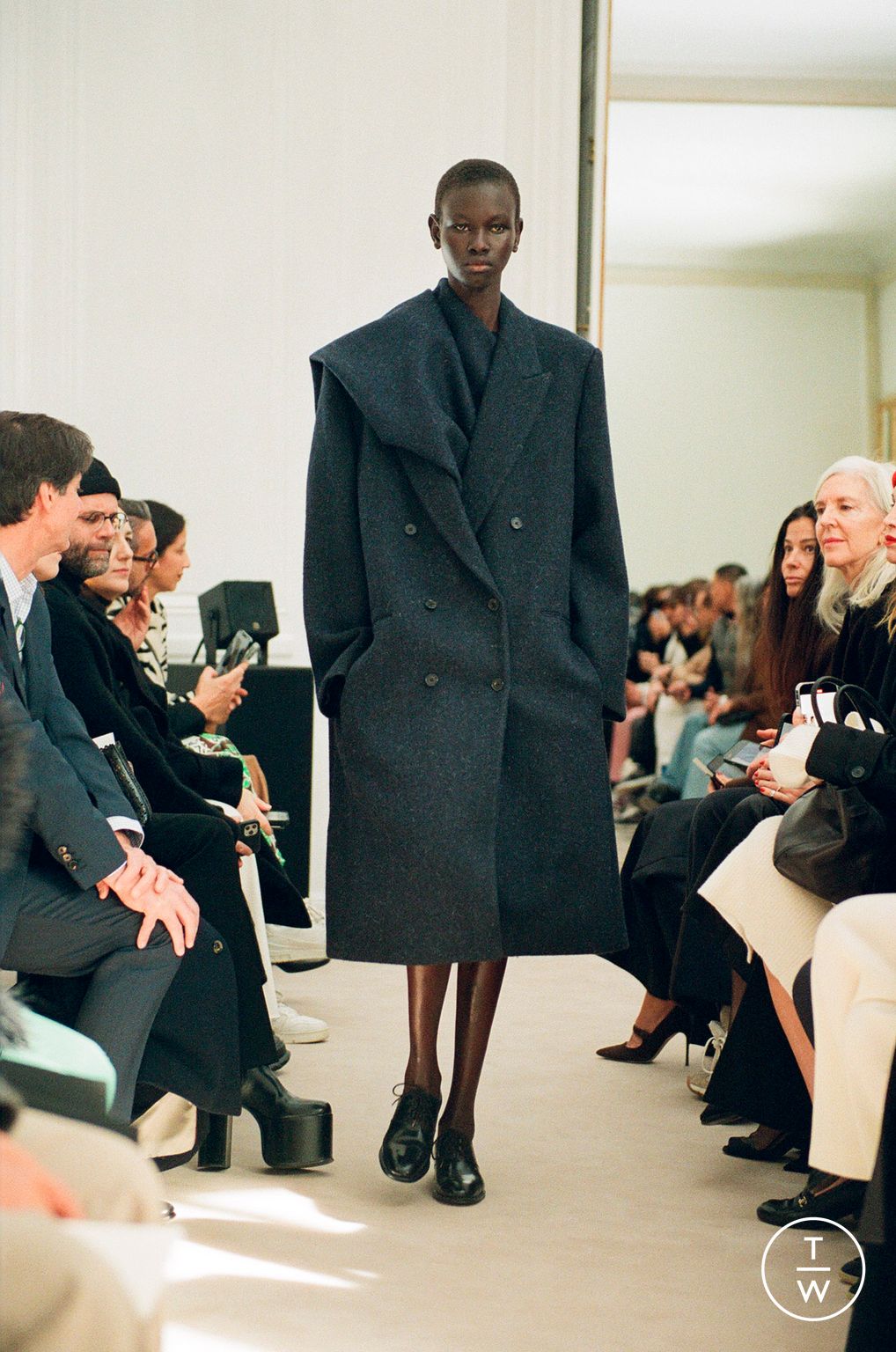 Fashion Week Paris Fall/Winter 2023 look 8 de la collection The Row womenswear