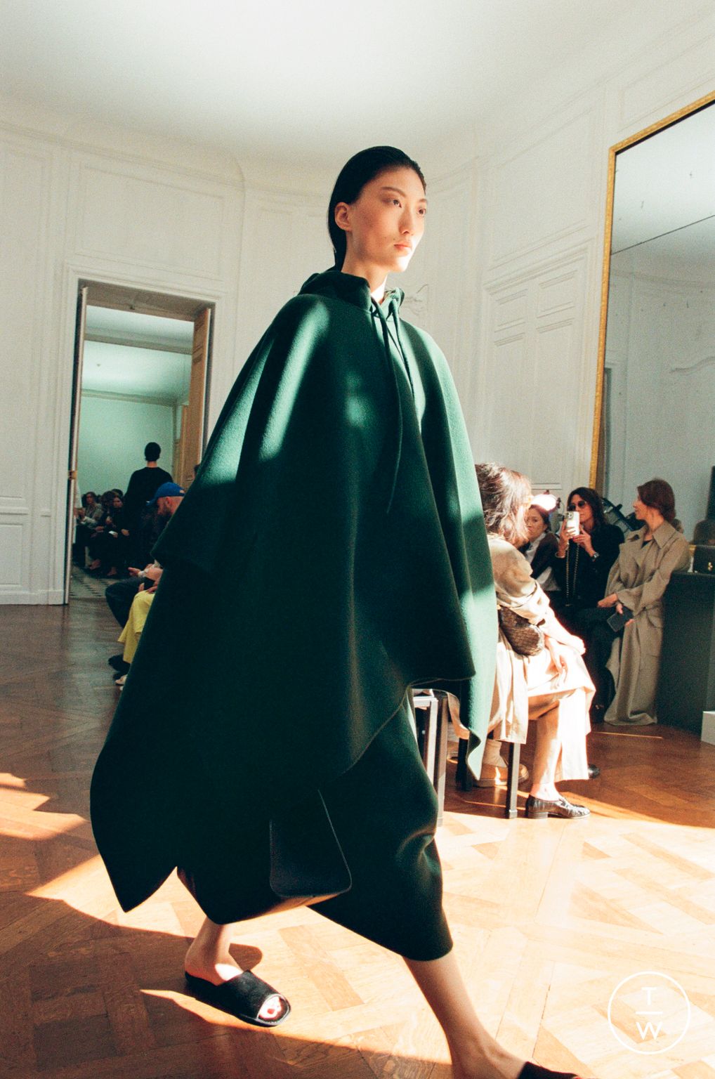 Fashion Week Paris Spring/Summer 2024 look 19 from the The Row collection womenswear