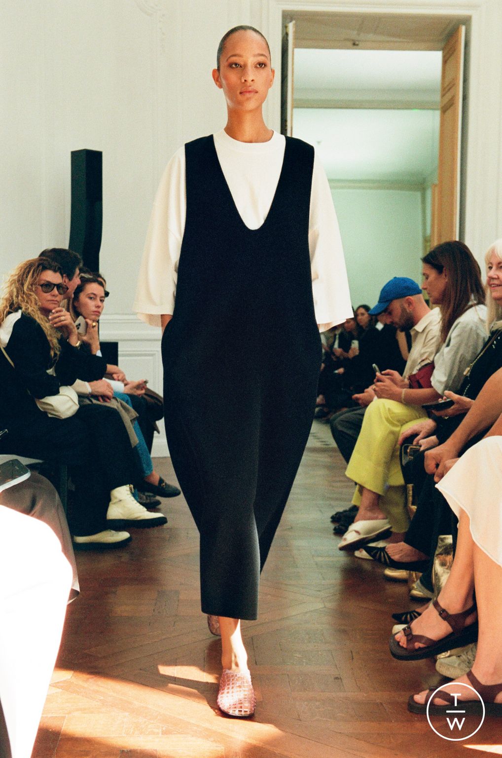 Fashion Week Paris Spring/Summer 2024 look 2 from the The Row collection 女装