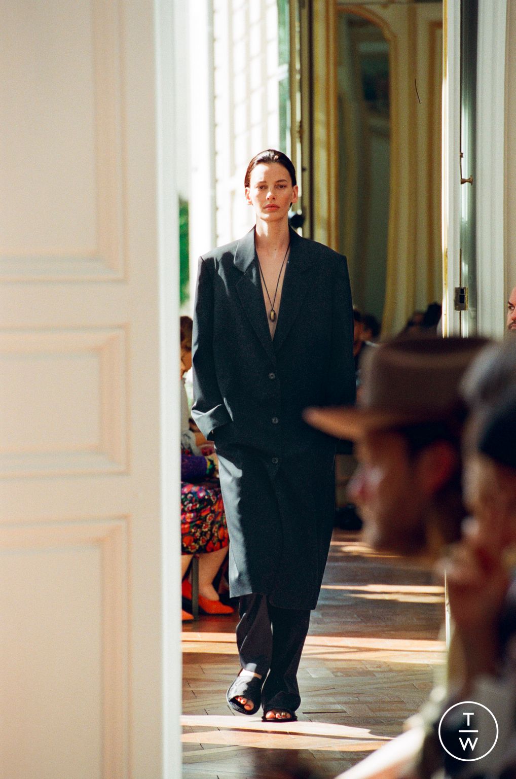 Fashion Week Paris Spring/Summer 2024 look 21 from the The Row collection 女装